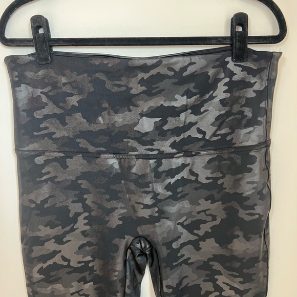 Spanx Womens Camo Leggings Black Shine Wide Compression Waistband Stretch Sz 2XL - Picture 2 of 10